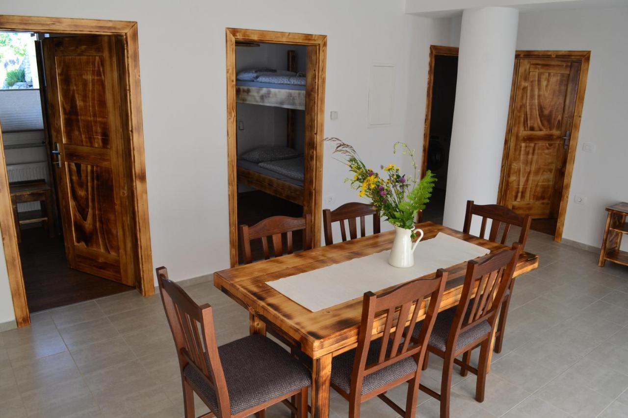 Small Wooden Houses And Apartments Zgornja Dobrava 라도블리차 외부 사진